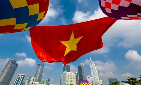 Tp.Hồ Chí Minh thả khinh khí cầu kéo đại kỳ 1.800m2 mừng Quốc khánh 2/9
