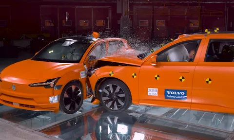 Volvo "chơi liều" test va chạm xe kiểu mới, có người ngồi trong xe thử nghiệm