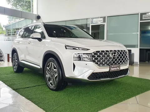 Toyota Fortuner ‘sợ điếng người’ vì Hyundai Santa Fe giảm giá tới 300 triệu đồng thu hút khách Việt