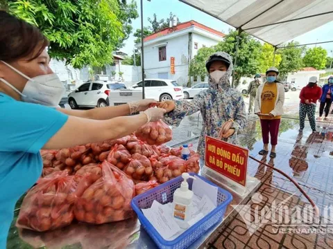 Nghìn suất quà đến tay người dân chịu ảnh hưởng bởi dịch Covid-19 ở Hà Nội