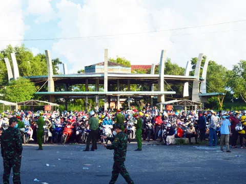 Hàng ngàn người xuyên đêm hồi hương, vỡ òa khi về đến quê hương