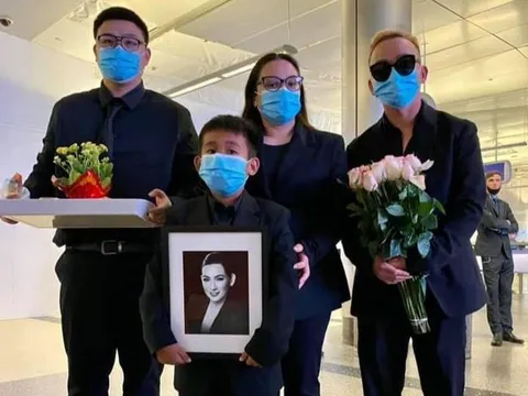Con gái Phi Nhung khóc nức nở khi nhận tro cốt mẹ