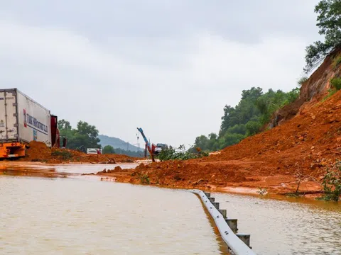 Cao tốc, đường sắt qua miền Trung tê liệt vì mưa lũ