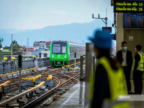 Tàu Cát Linh - Hà Đông vắng khách sáng đầu tuần