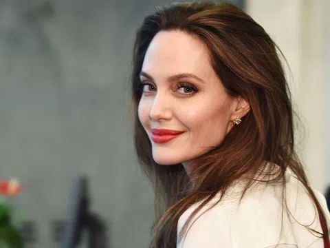 Thời trang thảm đỏ của Angelina Jolie