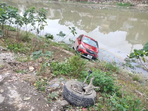 Điều tra nguyên nhân vụ tai nạn liên hoàn khiến ô tô lao xuống kênh ở Thanh Hóa