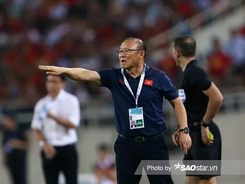 Việt Nam và Thái Lan ở World Cup: Bị cà khịa 'lái xe buýt' nhưng ông Park hay hơn Kiatisuk