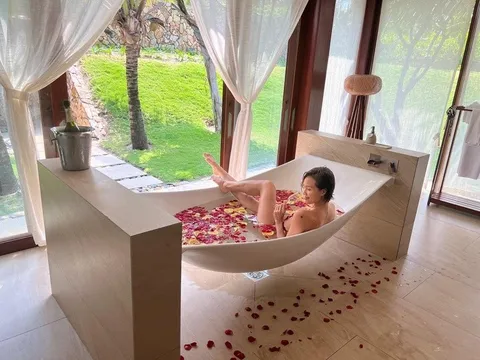 Giải Vàng Siêu mẫu Phương Mai táo bạo khoe ảnh tắm bồn không mảnh vải che thân