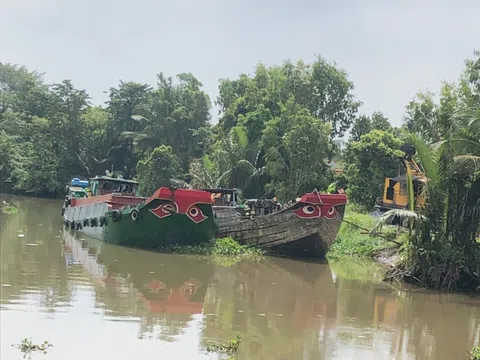 Tp.HCM: Bãi tập kết vật liệu xây dựng uy hiếp đê bao rạch Cầu Võng