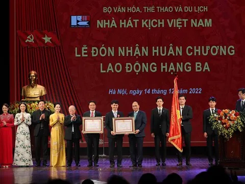 Tặng Huân chương Lao động hạng Ba cho Nhà hát Kịch Việt Nam