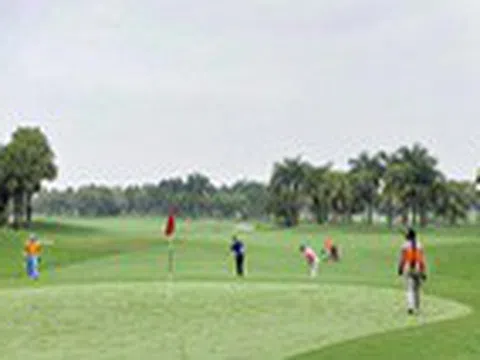 Đang dịch, giám đốc Sở, cục phó Cục Thuế tỉnh vẫn đi đánh golf và tiếp xúc với F0