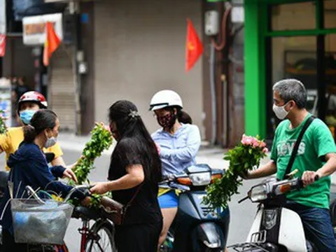 Hàng đồ cúng đông khách ngày đầu tháng cô hồn