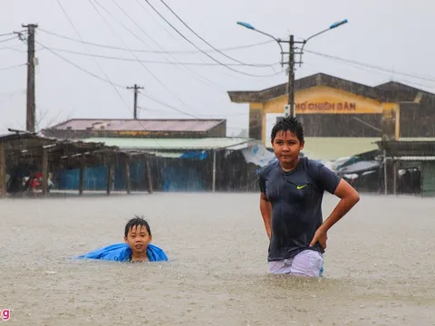 Hàng trăm ngôi nhà ngập sâu hơn 1 m do mưa lớn ở Quảng Nam