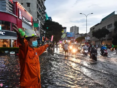 Trung tâm TP.HCM bị ngập nhiều giờ