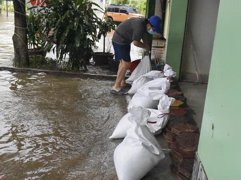 Người dân Quảng Ngãi làm bờ bao ngăn nước vào nhà