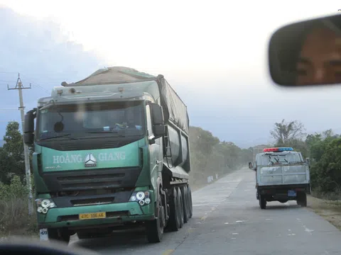 Xe chở cát quá tải “lộng hành” trên quốc lộ - Bài 1: Dễ dàng “thông chốt"