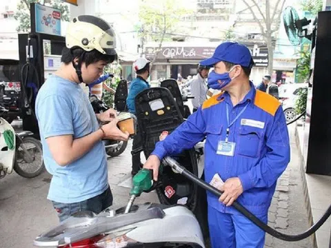 Giá xăng có thể tăng hơn 1.000 đồng mỗi lít vào ngày mai