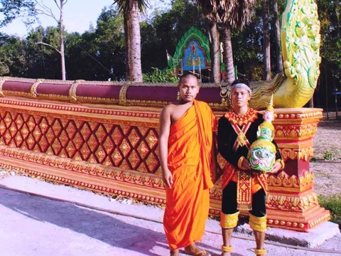 Hoa văn Khmer qua đôi bàn tay khéo léo của nhà sư trẻ