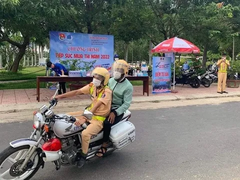 Đắk Lắk: CSGT dùng xe đặc chủng hỗ trợ đưa thí sinh đến điểm thi