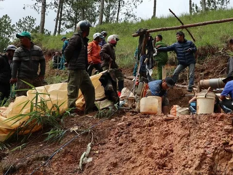 Bắt quả tang nhóm khai thác thiếc trái phép ở Lâm Đồng