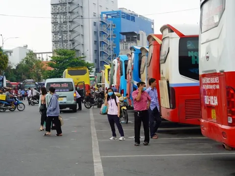 Giá xăng dầu giảm: Mở "nút thắt" cho doanh nghiệp vận tải, tài xế công nghệ