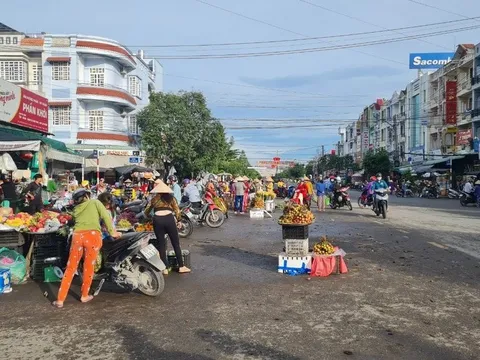 Hậu Giang: Chợ tự phát trên Tỉnh lộ 925 gây mất an toàn giao thông