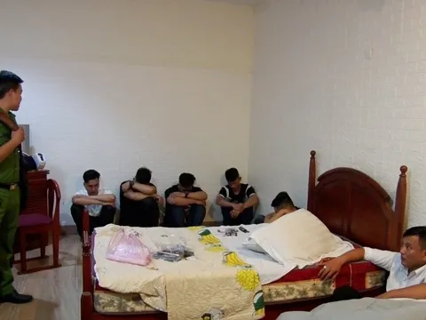 Kiên Giang: Bắt 25 nam, nữ thuê khách sạn “phê” ma túy lúc rạng sáng