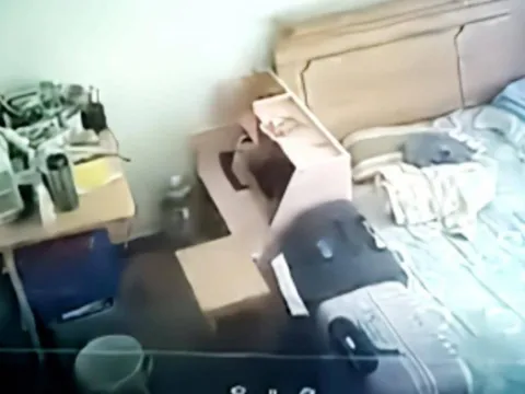 Cặp vợ chồng trẻ phát hiện ra bí mật động trời trong nhà trọ, chủ nhà có hành động gây hoang mang