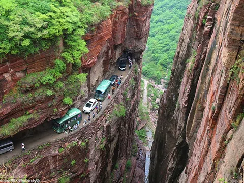 Ngôi làng nguy hiểm nhất thế giới với đường đi vào như lối tử thần, treo leo giữa vách núi