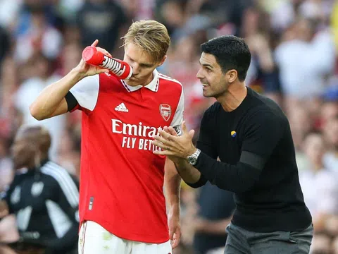 HLV Arteta và đội trưởng Arsenal đến Anfield làm chuyện ngoài chuyên môn trước đại chiến Liverpool