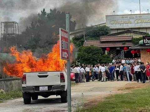 Ô tô bán tải phát nổ, tài xế tông người rồi đốt xe tự tử