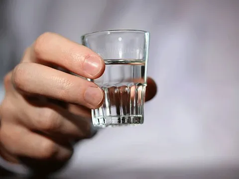 Phú Thọ: Người đàn ông pha cồn với nước lọc uống dẫn đến bị mất thị lực phải nhập viện cấp cứu