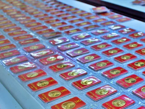 Giá vàng hôm nay 18/8 giảm sâu, giới đầu tư tiếp tục bán ròng