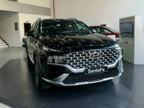 Hyundai Santa Fe nhận ưu đãi cả trăm triệu tại đại lý, quyết giành thị phần từ Ford Everest