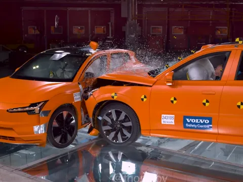 Volvo "chơi liều" test va chạm xe kiểu mới, có người ngồi trong xe thử nghiệm