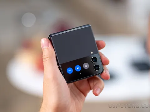 Giá đập hộp Galaxy Z Flip4 giảm ‘khủng’ cả chục triệu, giá cực rẻ khiến iPhone 13 ‘khóc ròng’