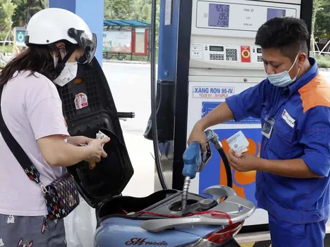 Giá xăng dầu hôm nay ngày 10/4: Tiếp tục tăng phi mã
