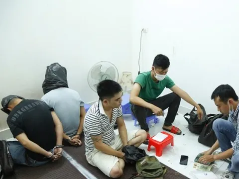 Công an nổ súng vây bắt con bạc tháo chạy lên nóc nhà